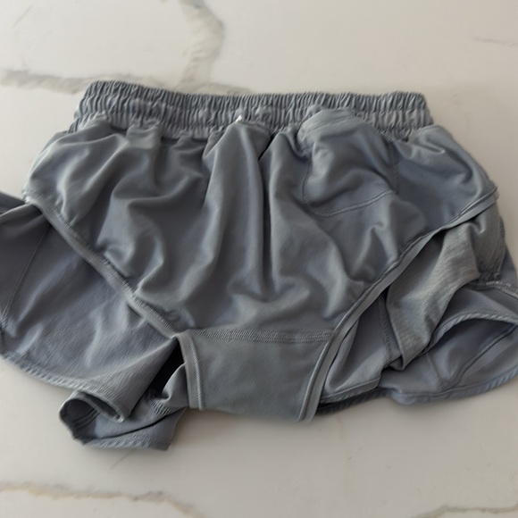 Lululemon hotty hot 2.5 low rise light gray shorts. Size 4. - Picture 5 of 7